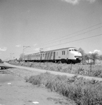 150994 Afbeelding van een electrisch treinstel mat. 1964 (plan V) van de N.S. ter hoogte van Boskoop.